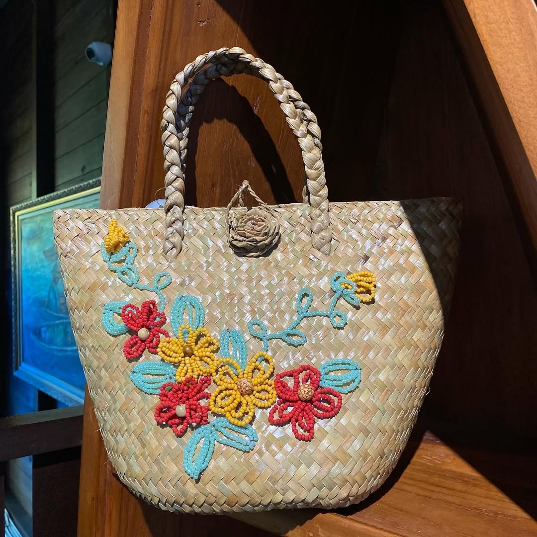 purun bag on a wooden table with dried purun leaves